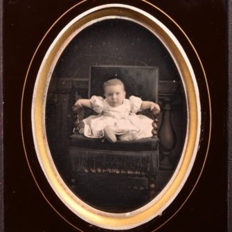 Anonyme, enfant assis dans un fauteuil, c. 1850  Daguerréotype