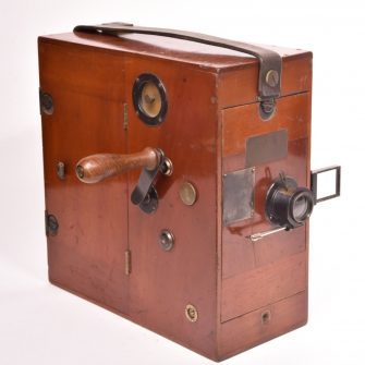 Cine Caméra 35 mm Alfred Darling vendue par les établissements Guilbert.