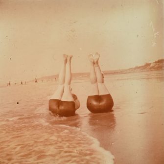 Coup-de-cœur : Paires de fesses à la plage, Deauville, 1923