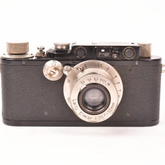 Appareil photo Leica III noir avec Elmar f/3.5 – 50mm.