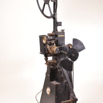 Chronoprojecteur 35mm GAUMONT XI bis sur base pyramidale motorisée.