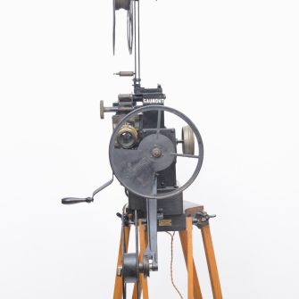 Projecteur GAUMONT Chrono XI enseignement sur trépied