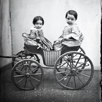 Collodion sur verre, Anonyme, Enfants au landau, vers 1860