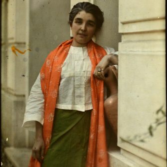Autochrome, portrait présumé de Marguerite Varigard. 18×24 cm