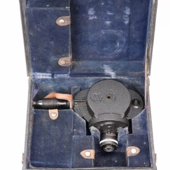 Camera cinema 35mm Eyemo par Bell & Howell. Objectif Cooke Cinema f/2.5 – 47mm