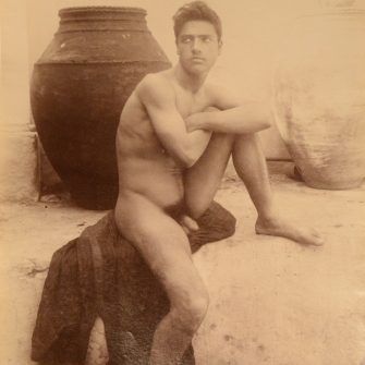 Tirage albuminé, Wilhelm Von Gloeden, Nu masculin assis, 17×22,5cm