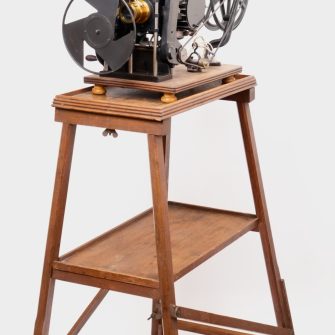 Projecteur PATHÉ type N.A.U.