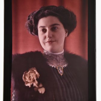 Autochrome 13 x18 cm. Pose d’une élégante en studio