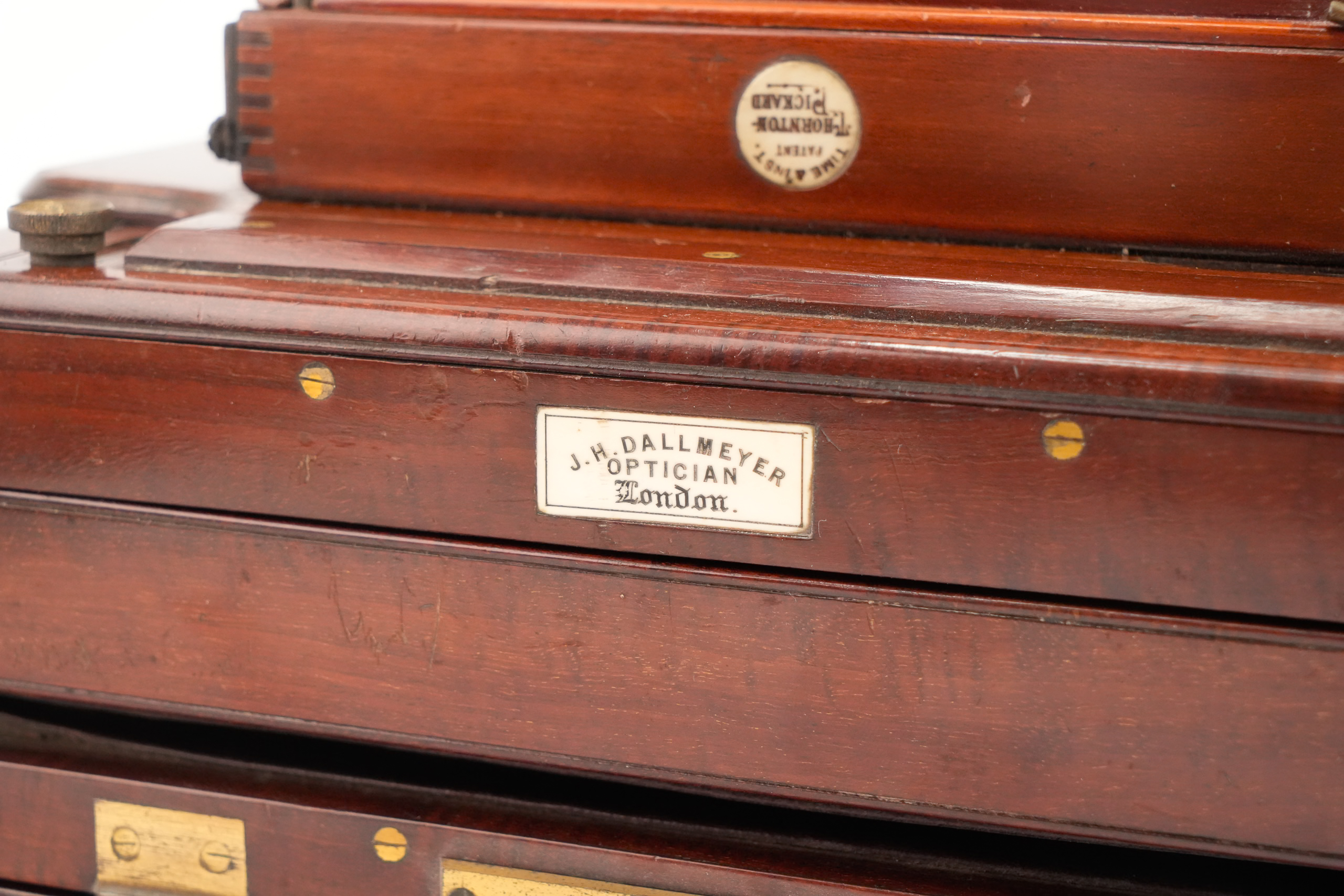 plaque « J. H. Dallmeyer, Optician, London »